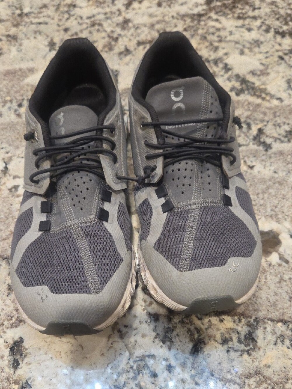 On Running Gray and Black Women 7.5 Cloud-Style Sneakers - Picture 4 of 11